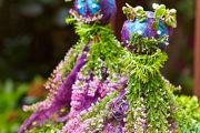 Unter dem Kleid der Heide-Feen verbergen sich lange Holzstäbe, so dass sie in Kübelpflanzen auf Balkon oder Terrasse gesteckt werden können.