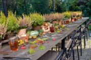 Ein letztes Abendessen im Freien mit Heide als Tischdekoration.