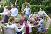 Heide macht Spaß! Auf dem Gartentisch verteilt sorgen farbenfrohe Callunen und Eriken für eine fröhliche Partystimmung.