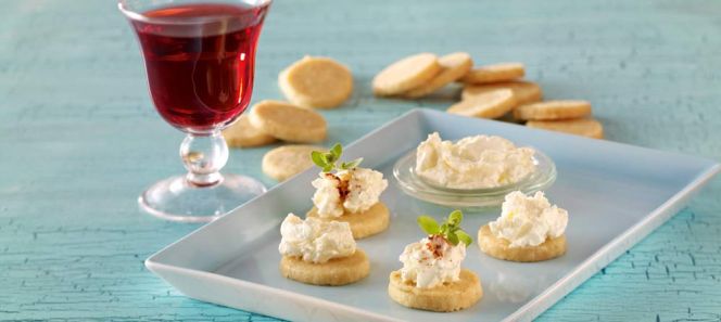 Die „heidesand mit meersalz“ ist eine süß-salzige Keksspezialität aus Norddeutschland, die sich hervorragend als Grundlage für Fingerfood eignet. © 7sonntage