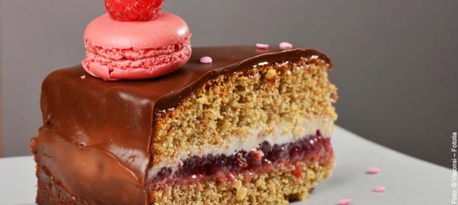 Ein lockerer Biskuitteig aus Buchweizenmehl gibt dieser Torte ihren kräftigen aromatischen Geschmack. Einfach zu backen und ideal für die herbstliche Kaffeetafel nach einem Spaziergang in der Heidelandschaft.