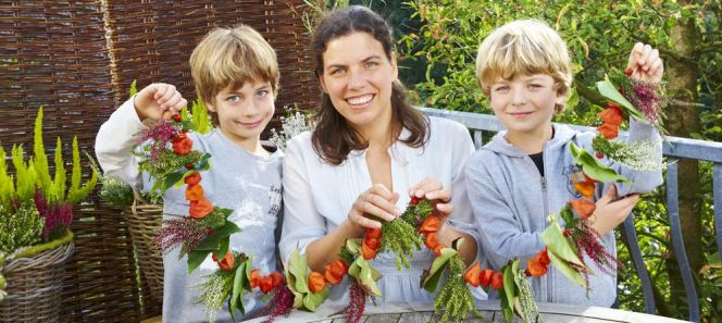 Die herbstliche Heide-Girlande macht sich nicht nur zum Kindergeburtstag gut über Türen, Fenster oder wenn sie quer durch den Raum gespannt werden.